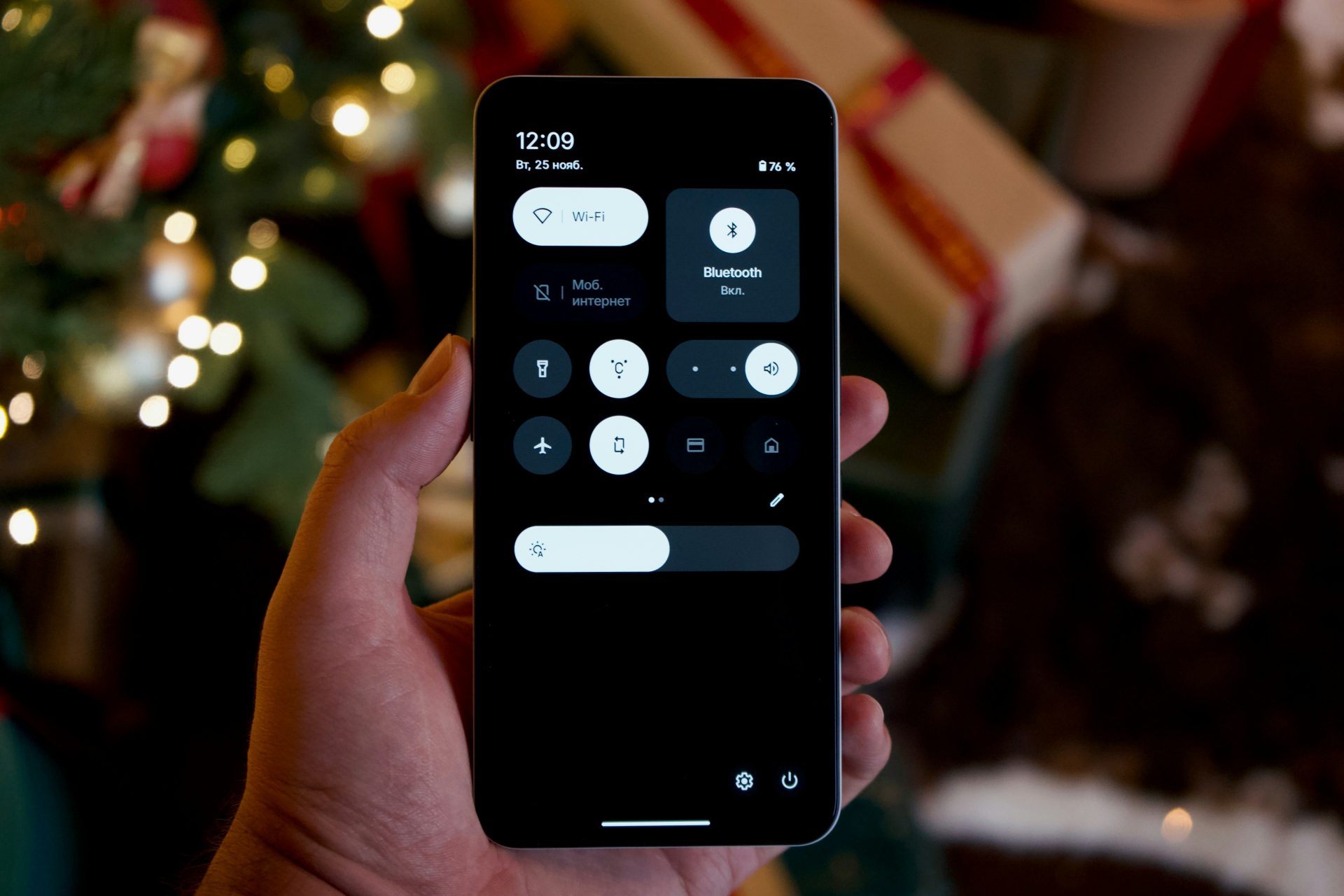 Eine Hand hält ein Smartphone mit einer dunklen Benutzeroberfläche.