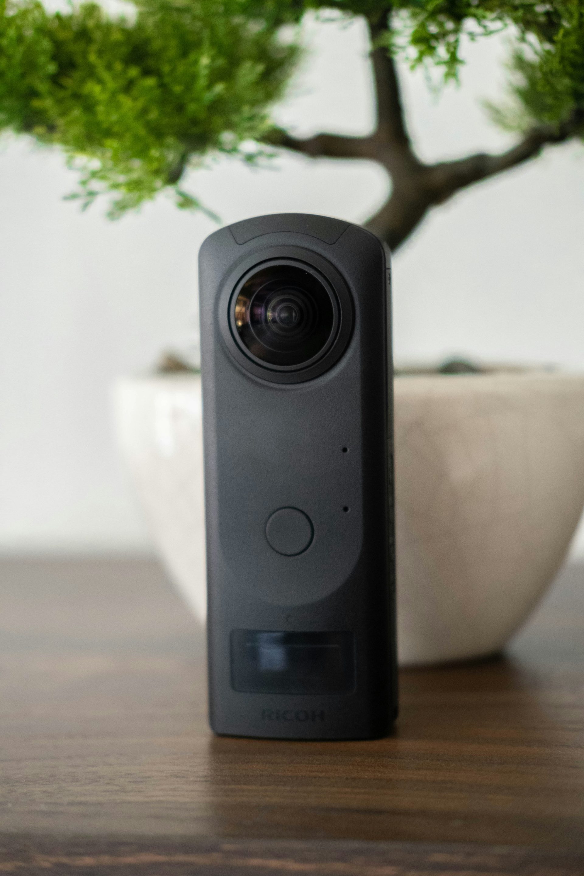 ein Lautsprecher auf einem Tisch